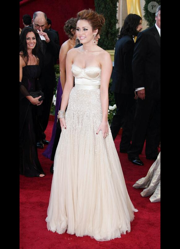 Miley Cyrus à la cérémonie des Oscars, avec une robe Jenny Packham, le 7 mars 2010.