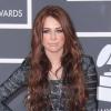 Miley Cyrus aux Grammy Awards le 31 janvier 2010, avec une robe Hervé Leger qu'elle a d'ailleurs vendue aux enchères sur Ebay pour récolter des fonds après le tremblement de terre à Haïti.