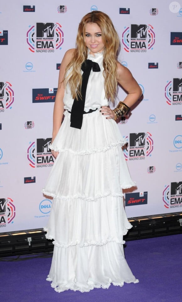 Miley Cyrus aux MTV Europe music awards, avec une robe Dolce&Gabanna, à Madrid le 7 novembre 2010.