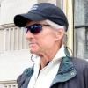 Michael Douglas accompagné de sa femme Catherine Zeta-Jones dans les rues de New York le 23 novembre 2010