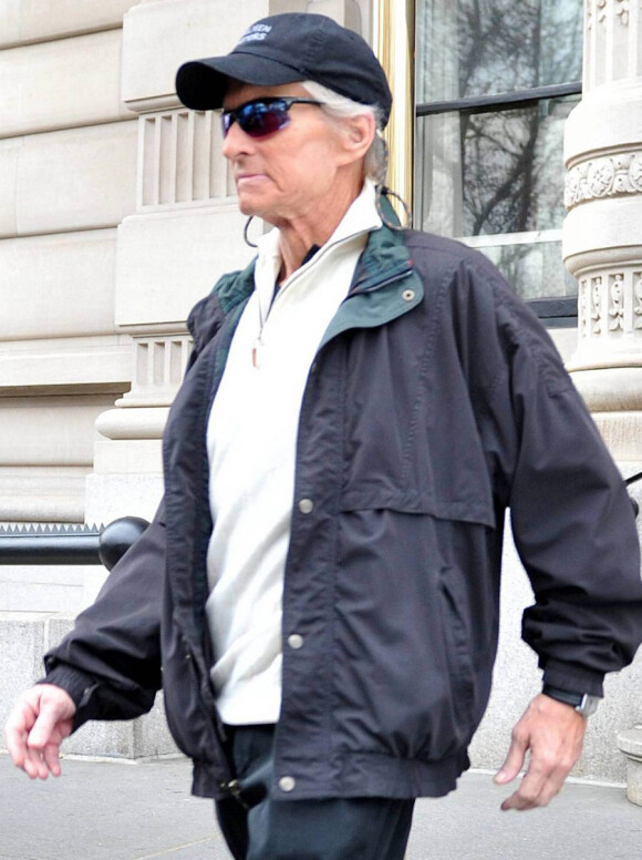 Michael Douglas accompagné de sa femme Catherine Zeta-Jones dans les rues de New York le 23 novembre 2010
