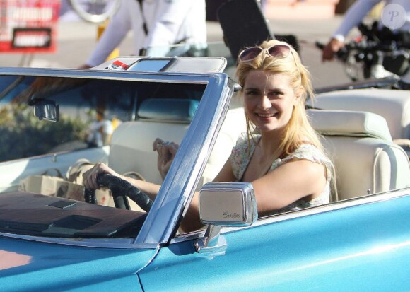 Mischa Barton tout sourire au volant de sa voiture capricieuse le 23 juin 2010.