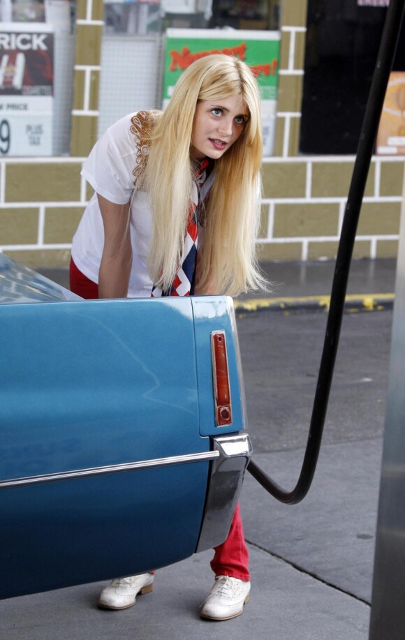Mischa Barton fait le plein de sa voiture, à Los Angeles, le 6 juin 2010