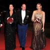 Charlene Wittstock, Caroline de Monaco et le prince Albert arrivent au dîner de gala organisé dans le cadre de la Fête nationale monégasque. 19/11/2010