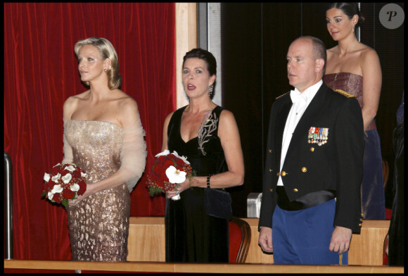 Charlene Wittstock, Caroline de Monaco et le prince Albert arrivent au dîner de gala organisé dans le cadre de la Fête nationale monégasque. 19/11/2010