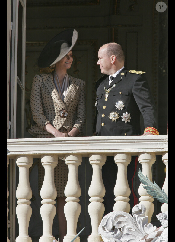 Charlene Wittstock et le prince Albert au balcon du Palais princier lors de la Fête nationale monégasque. 19/11/2010