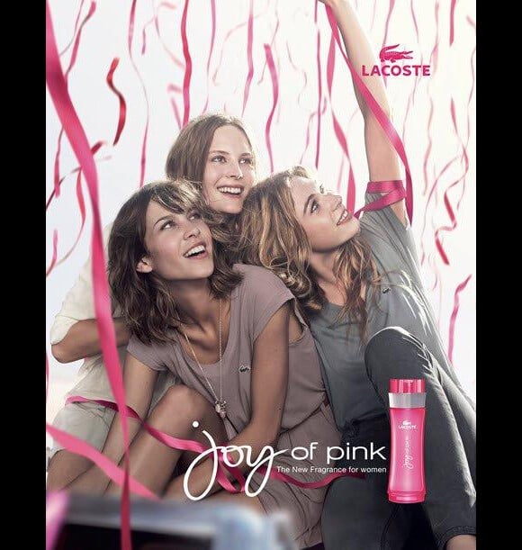 Alexa Chung pour la campagne du nouveau parfum Lacoste, Joy of pink.