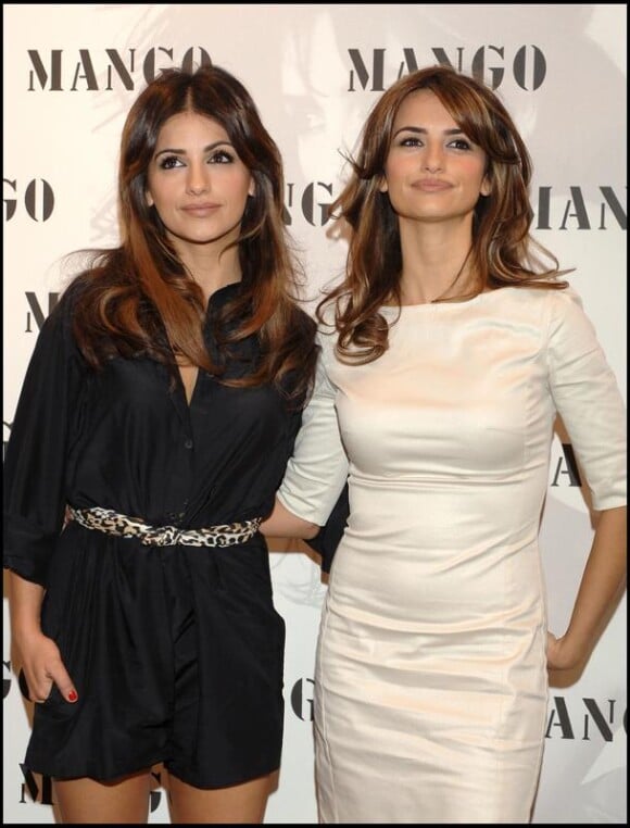 Penélope Cruz et Monica Cruz au lancement de leur collection Mango en 2008.