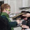 Elton John quitte les studios de Radio 2 à Londres, le 25 novembre 2010