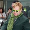 Elton John quitte les studios de Radio 2 à Londres, le 25 novembre 2010