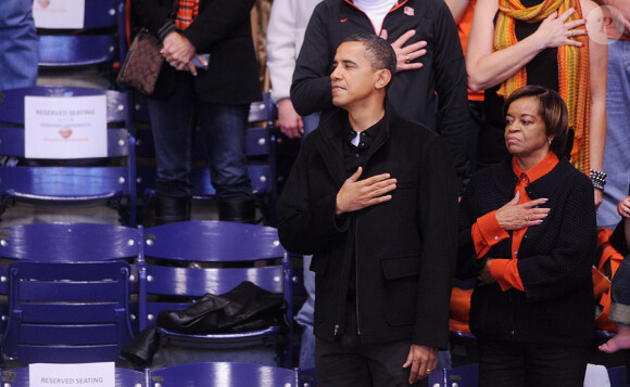 Le président des Etats-Unis Barack Obama, sa belle-mère Marian Robinson, sa femme Michelle Obama et leurs filles Malia et Sasha lors d'un match de basket le 27 novembre 2010 à Washington DC