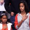 Le président des Etats-Unis Barack Obama, sa belle-mère Marian Robinson, sa femme Michelle Obama et leurs filles Malia et Sasha lors d'un match de basket le 27 novembre 2010 à Washington DC