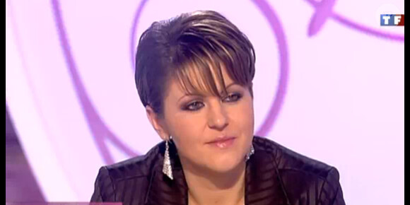 Cindy Sander affiche son nouveau look dans C'est quoi l'amour sur TF1 le 26 novembre 2010