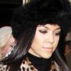 Très chic, Kourtney Kardashian porte une chapka noire avec son manteau léopard.