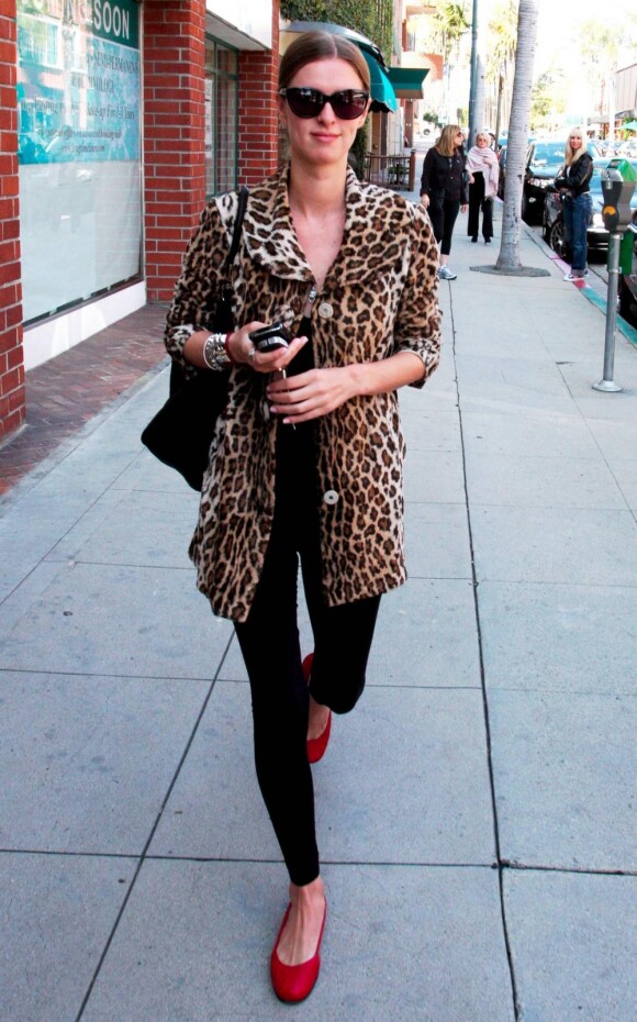 La soeur de Paris Hilton ne se prend pas autant au sérieux et porte son manteau léopard de façon décontracté avec des ballerines rouges pour égayer sa tenue.