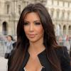 Kim Kardashian mise tout sur une pochette léopard.