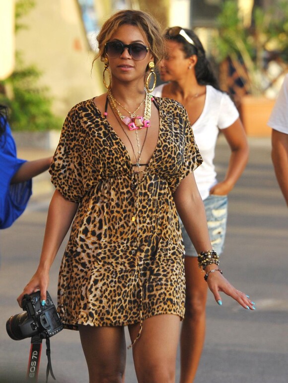 Beyoncé n'a jamais froid aux yeux, une robe courte à motif léopard ? Même pas peur !