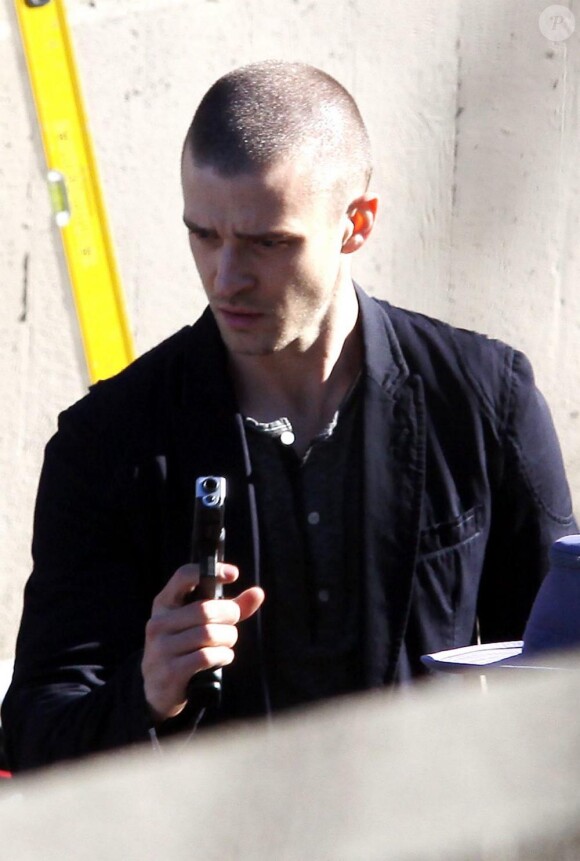Justin Timberlake le crâne rasé sur le tournage de Friends with benefits avec l'actrice Mila Kunis.