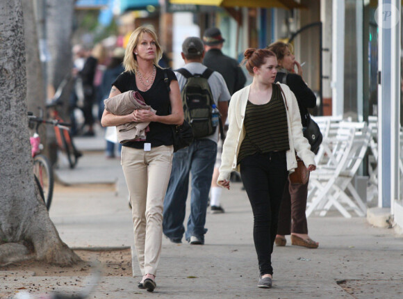 Melanie Griffith et sa fille Stella à Santa Monica le 13 novembre 2010