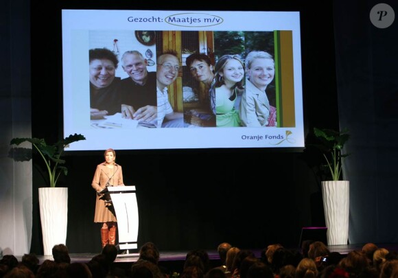 Maxima des Pays-Bas assistait à un rendez-vous du programme "Les Meilleurs Copains" du Fonds Orange, le 30 novembre 2010, à Nijkerk.
