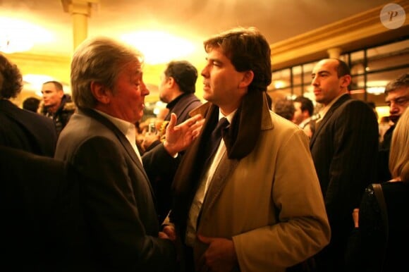 Alain Delon et Arnaud Montebourg aux 20 ans de la revue La règle du jeu, au Café de Flore, à Paris. 30/11/2010