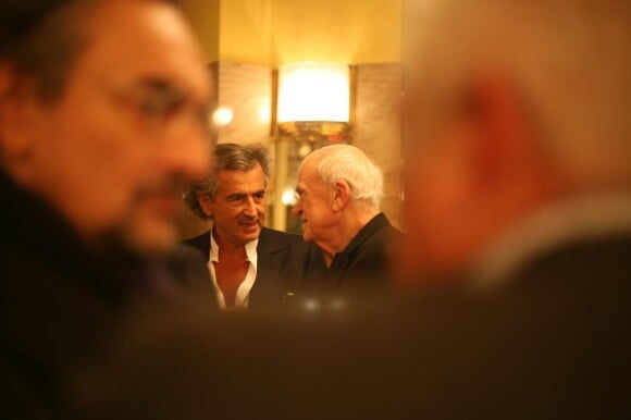 Bernard-Henri Lévy et Milan Kundera aux 20 ans de la revue La règle du jeu, au Café de Flore, à Paris. 30/11/2010