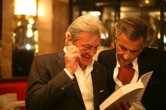 Alain Delon et BHL aux 20 ans de la revue La règle du jeu, au Café de Flore, à Paris. 30/11/2010