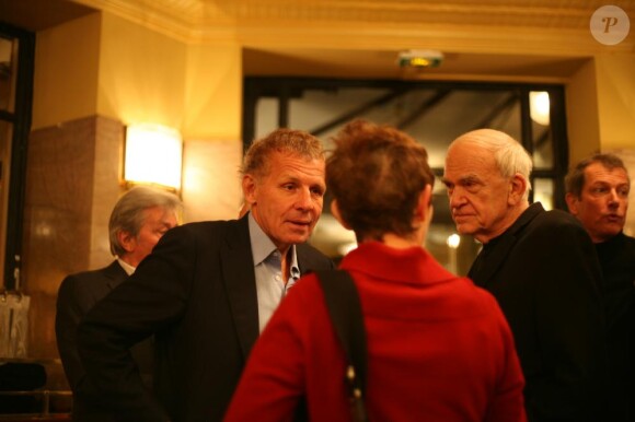PPDA et Milan Kundera aux 20 ans de la revue La règle du jeu, au Café de Flore, à Paris. 30/11/2010