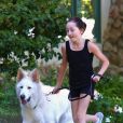 Noah Cyrus promène son chien en compagnie de sa babysitter, mardi 30 novembre à Toluka Lake.