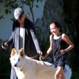 Noah Cyrus promène son chien en compagnie de sa babysitter, mardi 30 novembre à Toluka Lake.