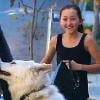 Noah Cyrus promène son chien en compagnie de sa babysitter, mardi 30 novembre à Toluka Lake.