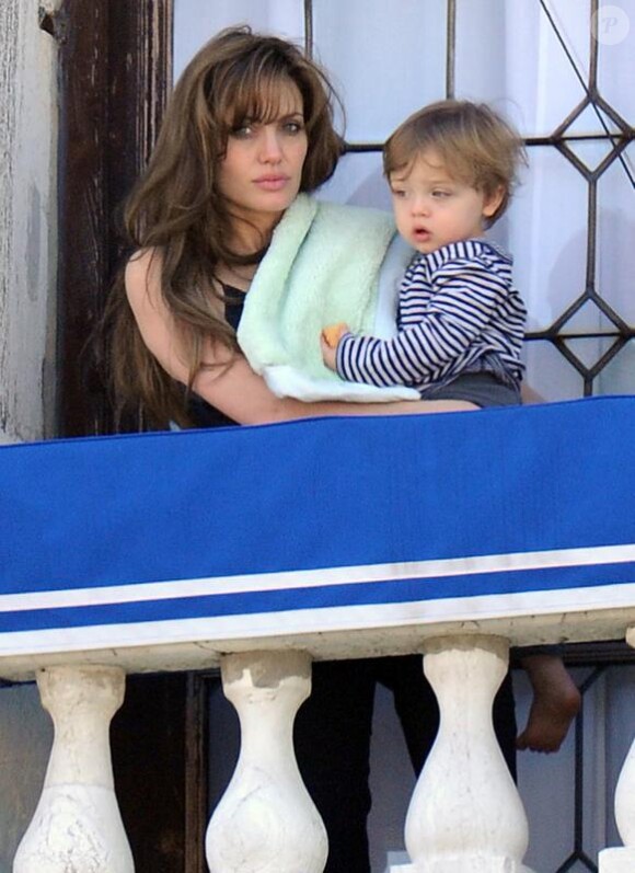 Angelina Jolie et son fils Knox en mars 2010 en Italie