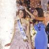 Laury Thilleman est sacrée Miss France 2011, samedi 4 décembre, sur TF1. Elle reçoit sa couronne des mains de Malika Ménard, Miss France 2010. 