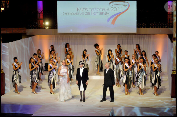 Les 25 prétendantes au titre de Miss Nationale 2011 défilent à la salle Wagram (Paris), dimanche 5 décembre. 