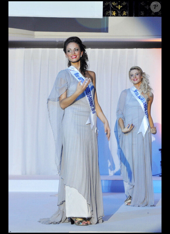 Les 25 prétendantes au titre de Miss Nationale 2011 défilent à la salle Wagram (Paris), dimanche 5 décembre.