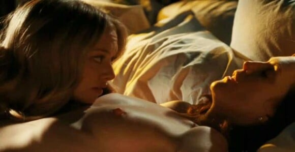 Des images de la torride scène lesbienne entre Julianne Moore et Amanda Seyfried, extraite de Chloe, sorti en salles en mars 2010.