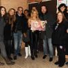 Shakira reçoit un disque de platine pour son album Sale el Sol. Paris-Bercy, le 6/12/2010