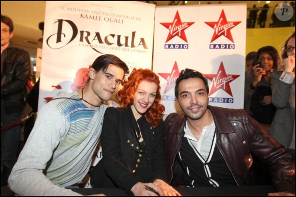 Golan Yosef (Dracula), Anaïs Delva (Lucie) et Kamel Ouali, donnent le coup d'envoi des illuminations de noël au 4 Temps à La Défense, le 26 novembre 2010