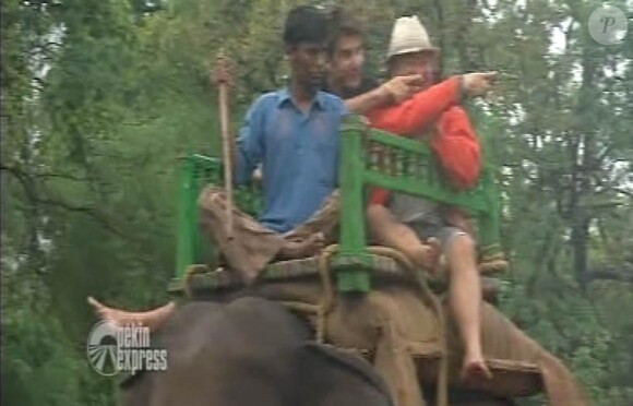 Hoang et Frédéric profitent de leur safari dans la jungle dans Pékin Express : duos de choc