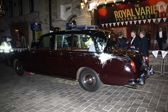 Le véhicule royal du Prince Charles et de sa femme Camilla après avoir  reçu des projectiles lors d'une manisfestation d'étudiants à Londres en  décembre 2010