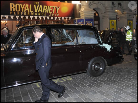 La voiture du Prince Charles et de Camilla Parker Bowles vandalisée par des étudiants en colère. 9/12/2010