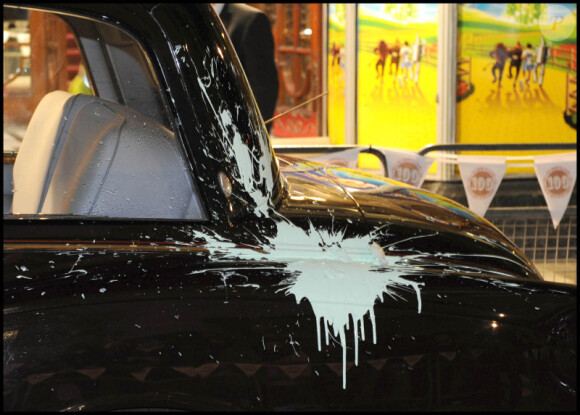La voiture du prince Charles et de Camilla attaquée par des manifestants, à Londres. 9/12/2010
