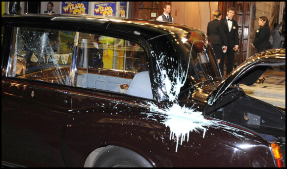 La voiture du prince Charles et de Camilla attaquée par des manifestants, à Londres. 9/12/2010