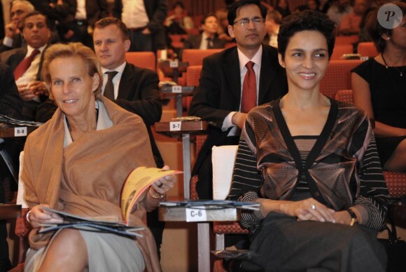 Christine Ockrent en Inde, aux côtés de Farida Khelfa, le 4 décembre 2010
