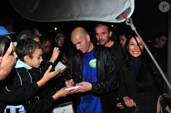 Zinedine Zidane lors du tournoi caritatif de beach soccer organisé par les associations Un sourire, un espoir, et Fight Aids, à Monaco le 11 décembre 2010