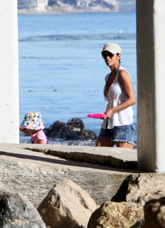 Halle Berry et sa fille Nahla se détendent sur une plage de Malibu le 12 décembre 2010