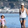 Halle Berry et sa fille Nahla se détendent sur une plage de Malibu le 12 décembre 2010