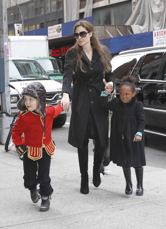 Angelina Jolie, Zahara et Shiloh à New York, le 7 décembre 2010.