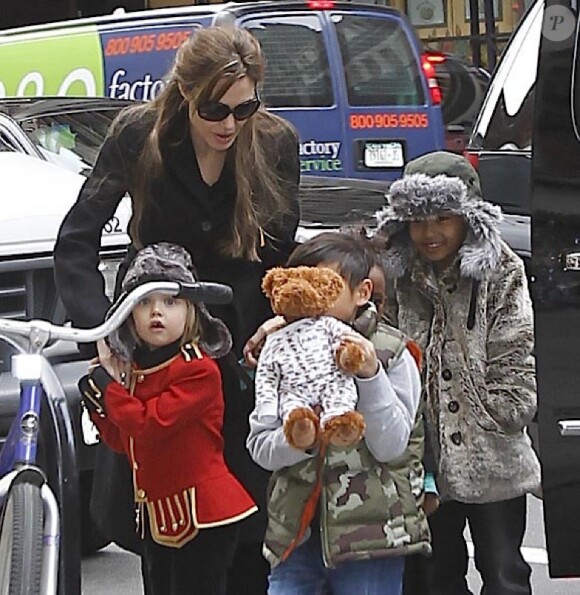 Angelina Jolie et ses enfants, le 7 décembre à New York.