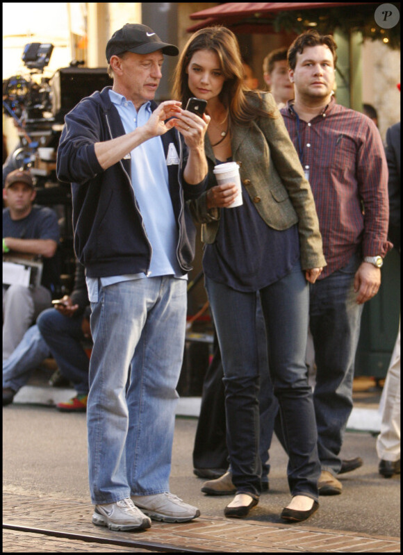 Katie Holmes et la réalisateur Dennis Dugan sur le tournage de Jack and Jill, le 13 décembre 2010.
